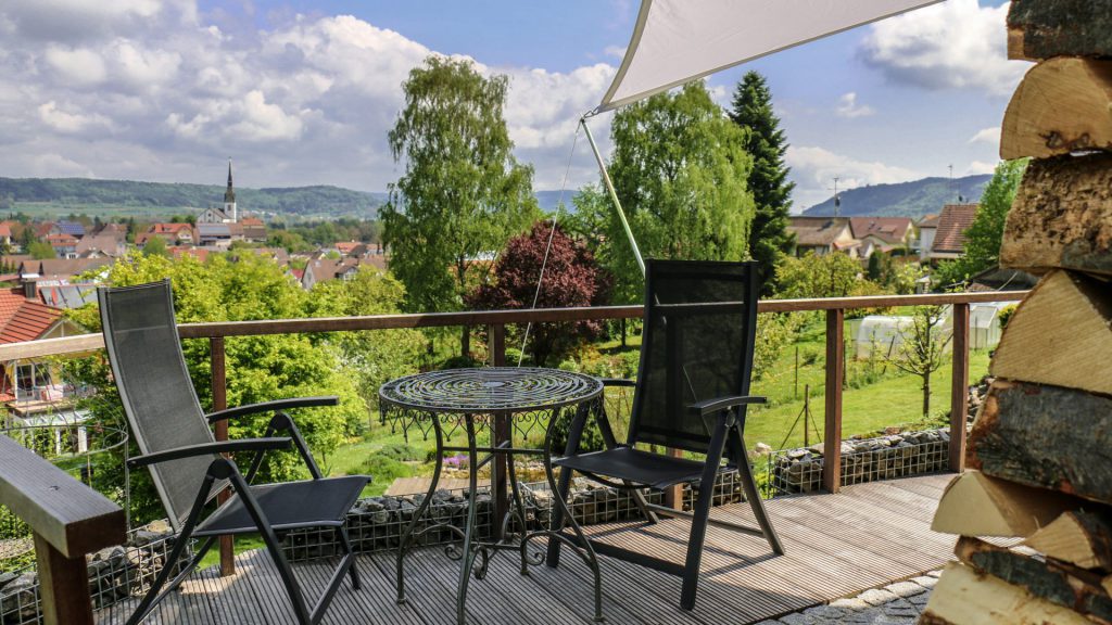Ferienwohnung Wahlwies: Terrasse mit Blick auf Wahlwies, Hegau und Bodensee