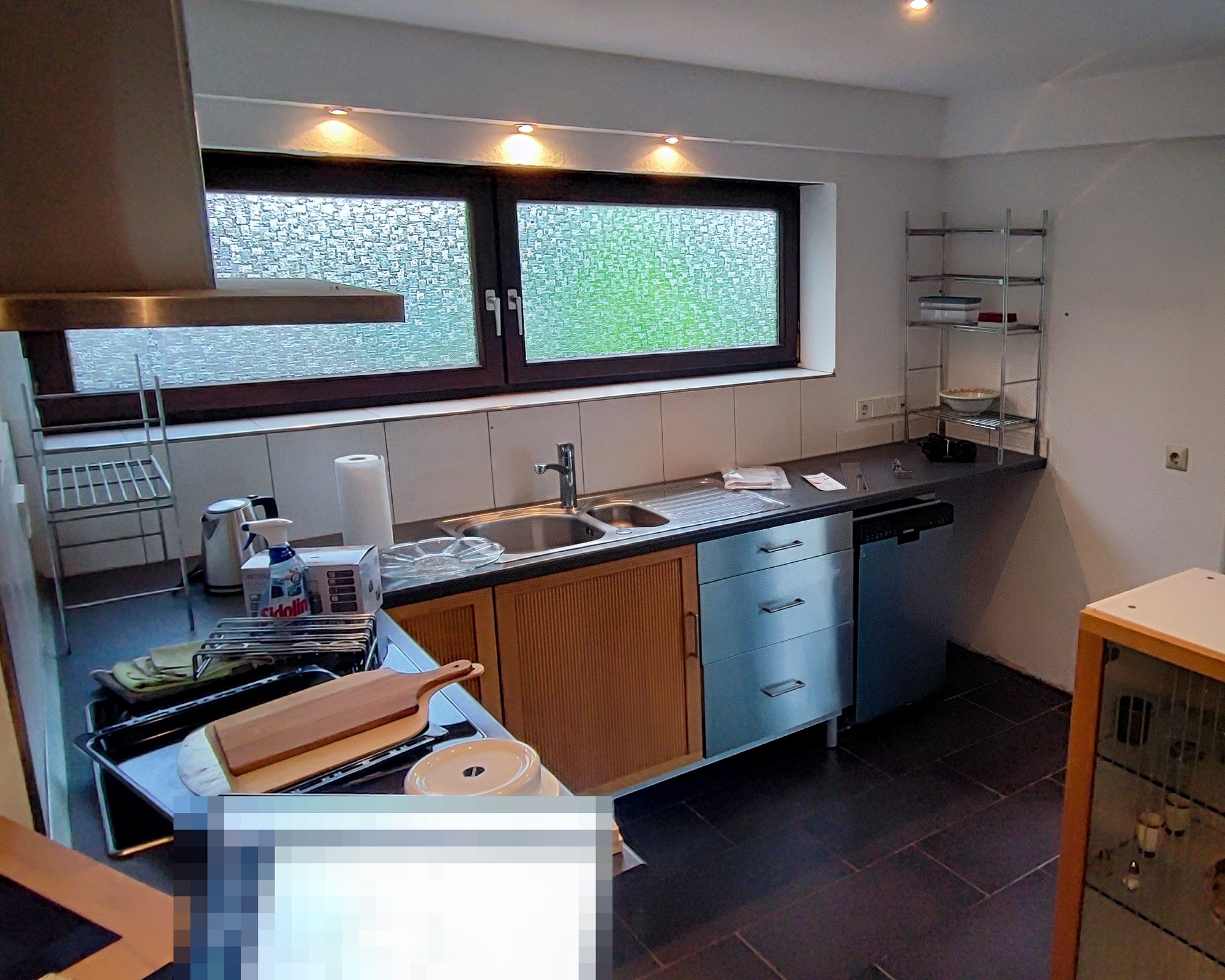 Küche der Ferienwohnung im Aufbau mit Spüle und Spülmaschine