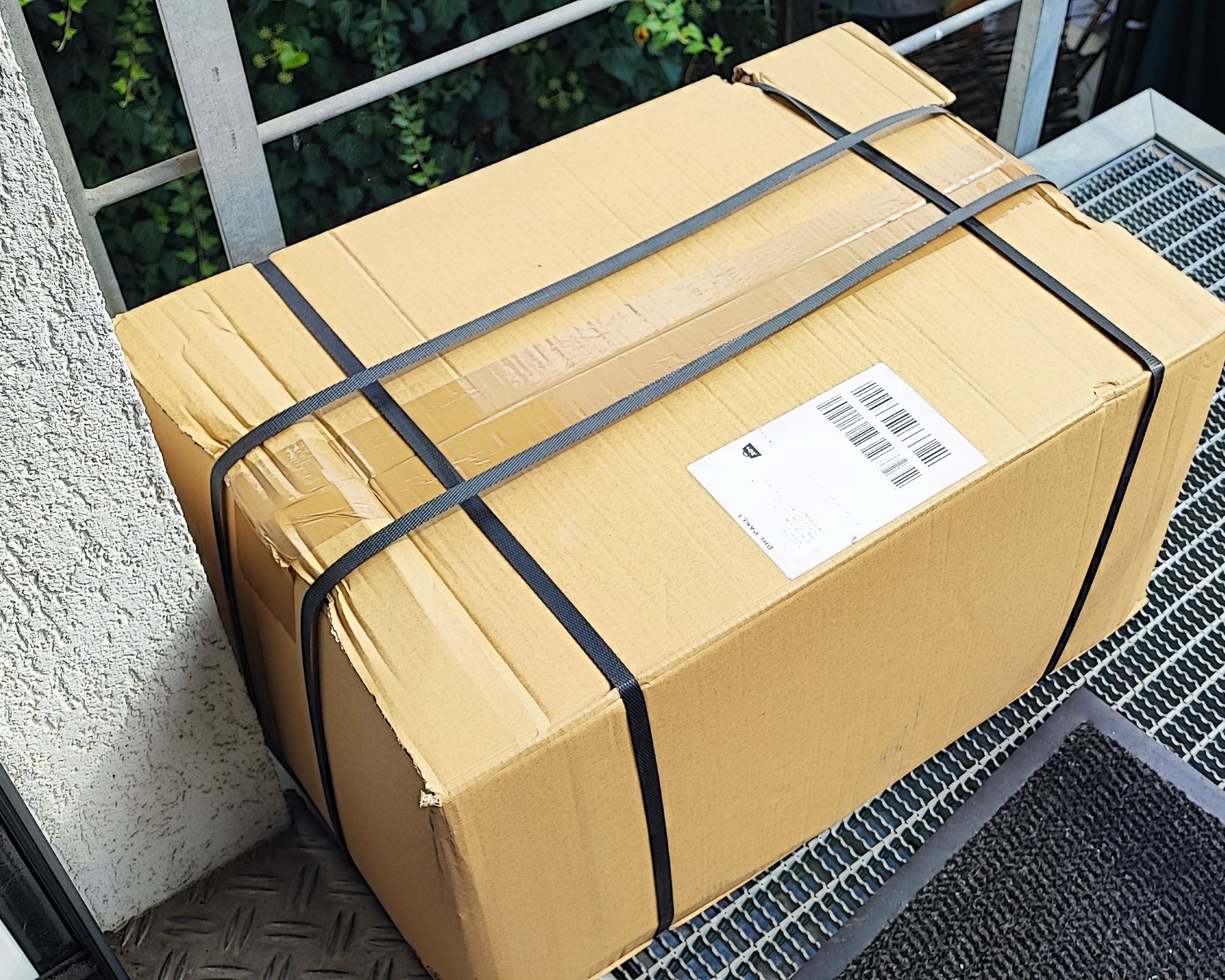 Paket mit Spanngurt auf der Terrasse der Ferienwohnung