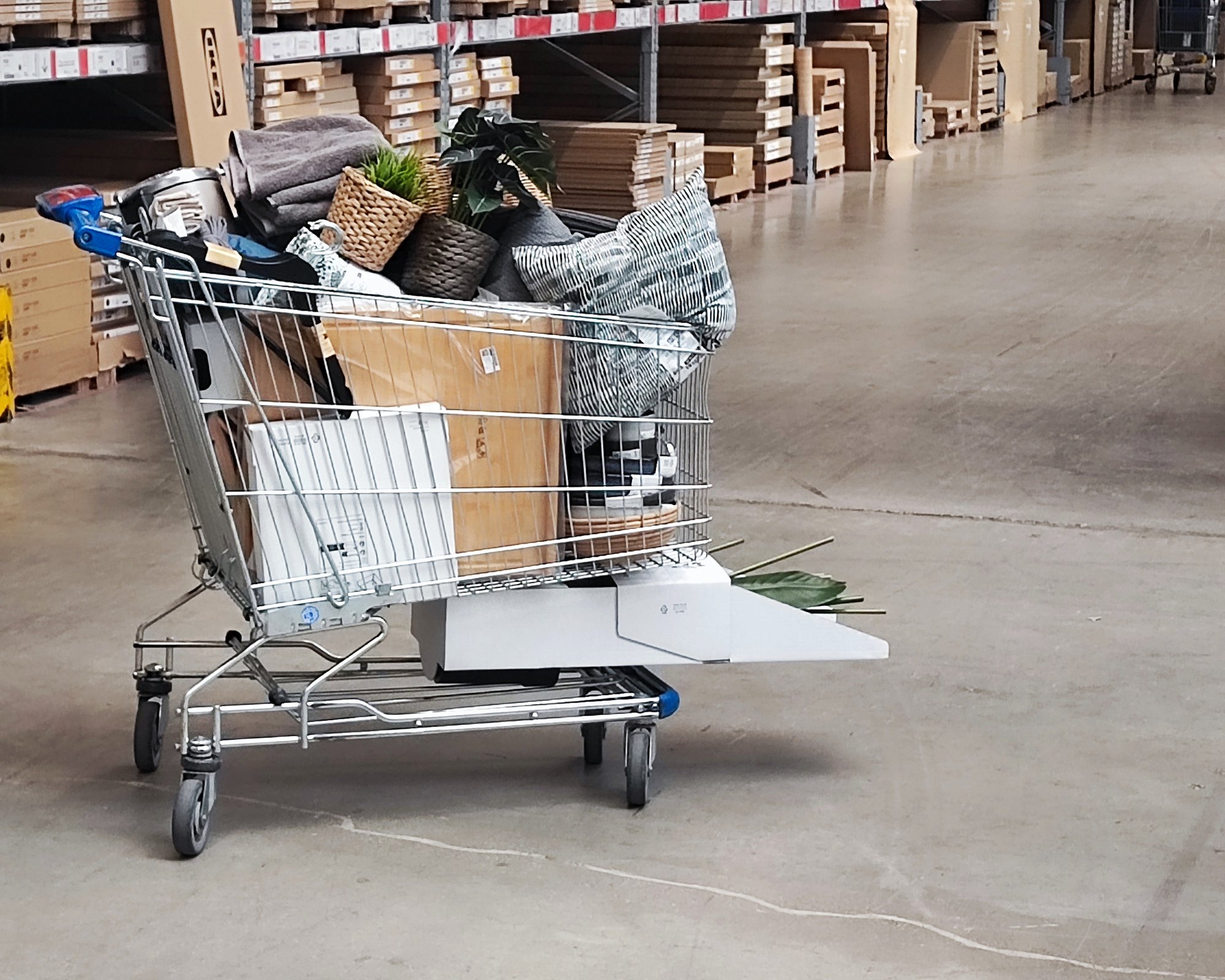 Voll beladener Einkaufswagen in der IKEA-Halle