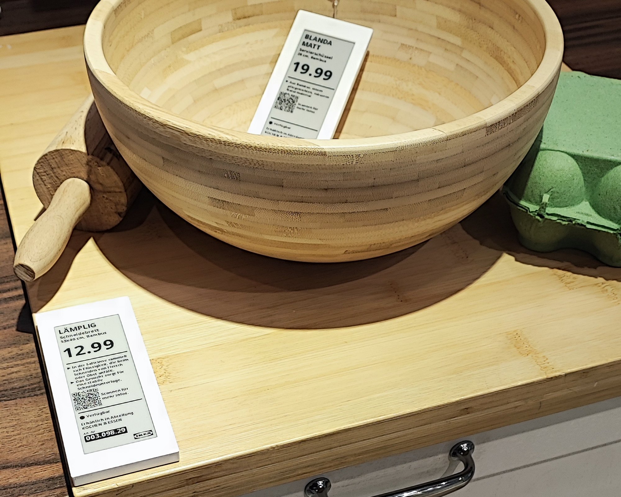 Holzschüssel mit Preisschild auf einer Holzplatte bei IKEA