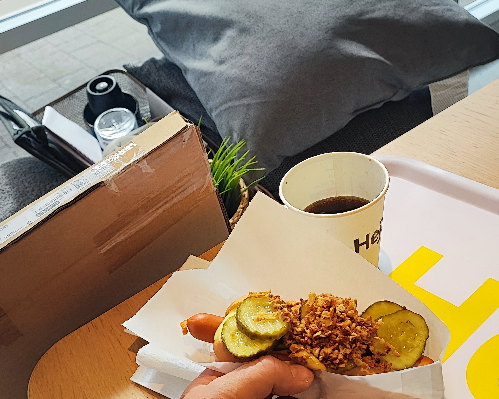 Hotdog und Kaffee als Pause beim IKEA-Einkauf