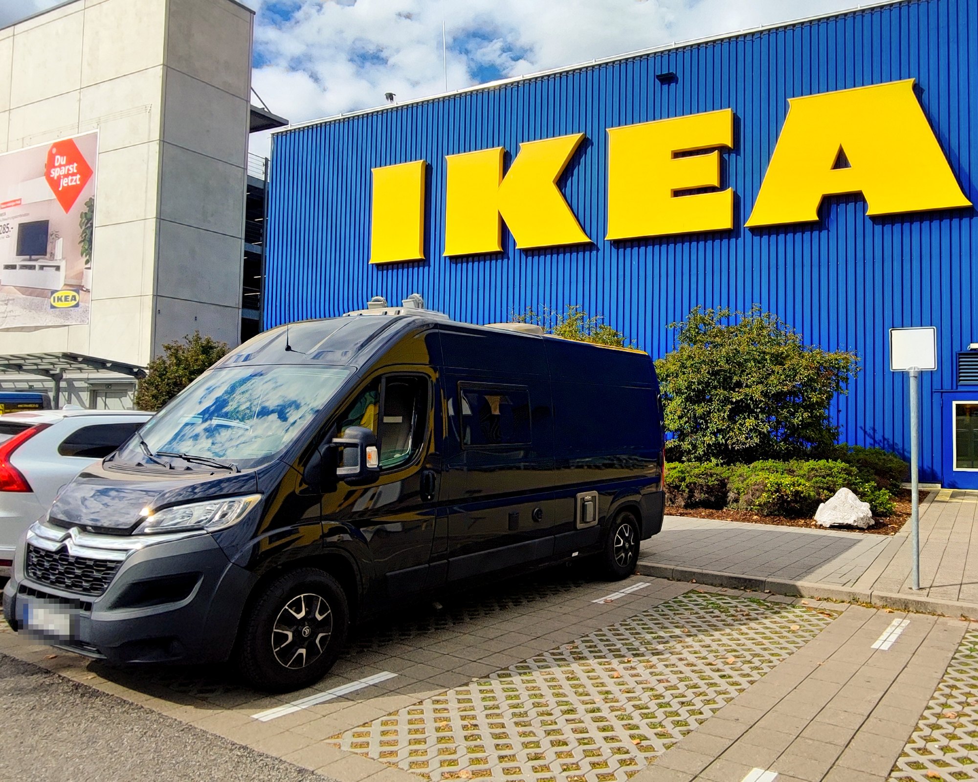 Camper auf dem Parkplatz vor dem IKEA-Haus in Ulm