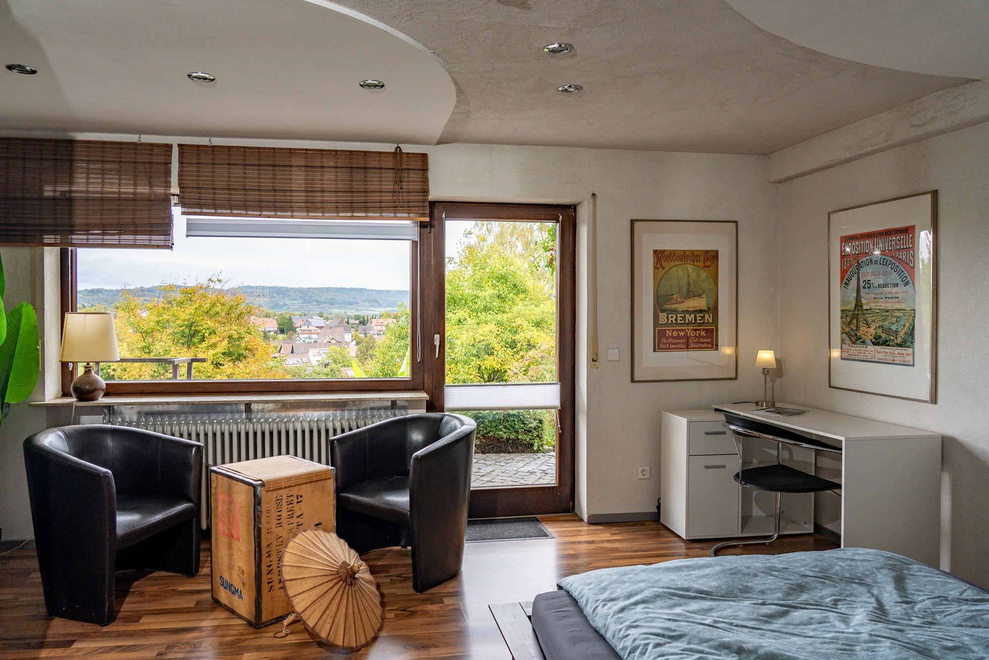 Wohn- und Schlafzimmer mit Blick ins Grüne in der Ferienwohnung Wahlwies am Bodensee