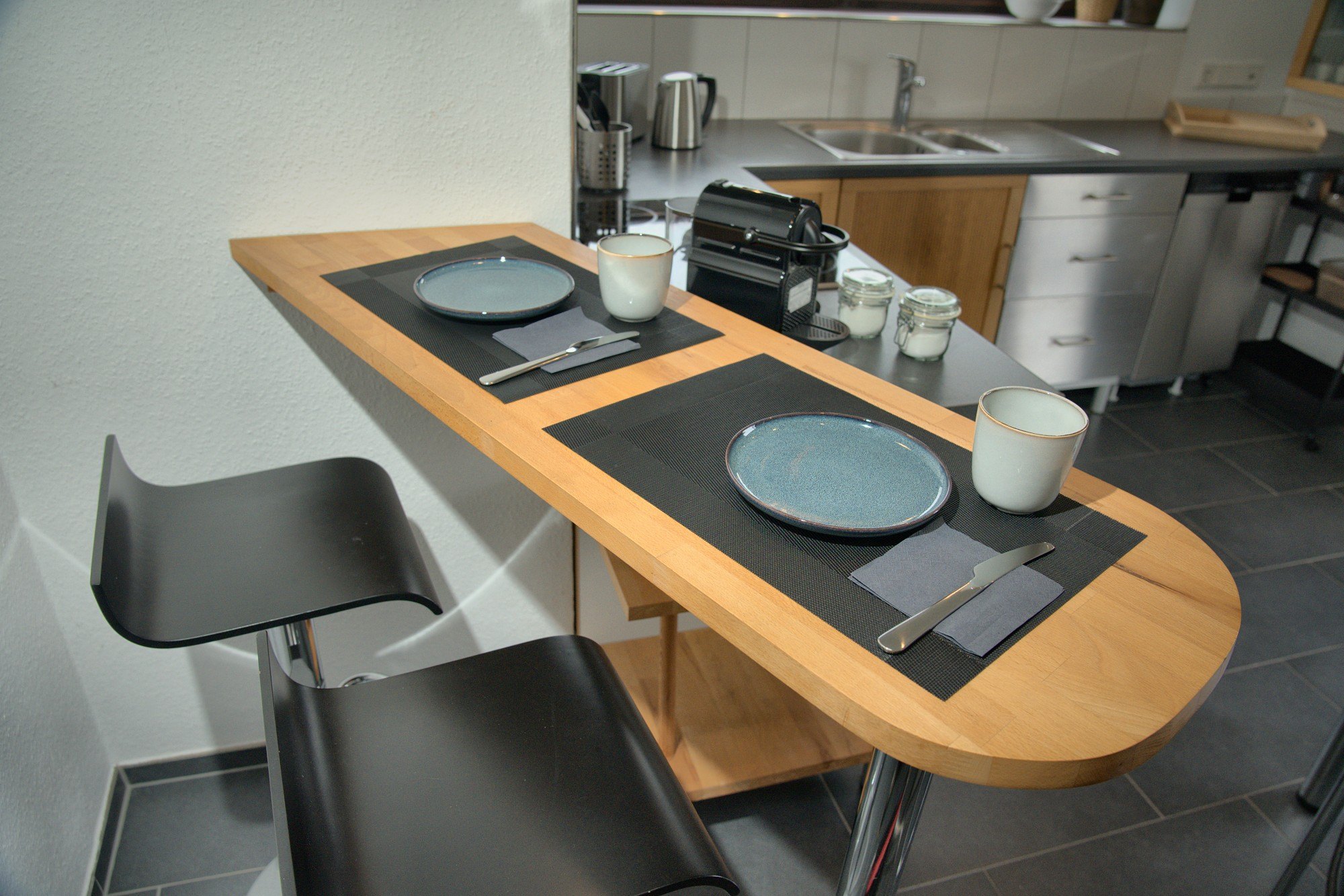 Frühstückstresen mit gedecktem Platz und Barhockern