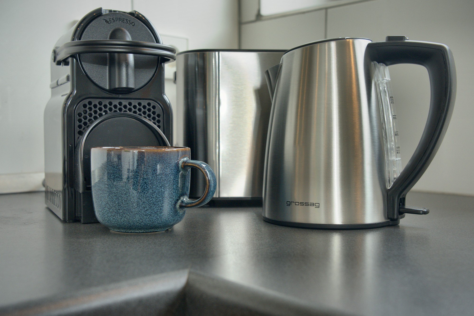 Nespresso-Maschine, Toaster und Wasserkocher auf der Arbeitsplatte