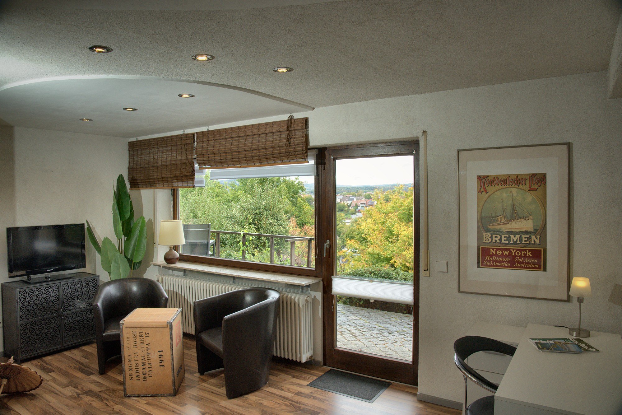 Wohn- und Schlafbereich mit Sessel und Terrassentür