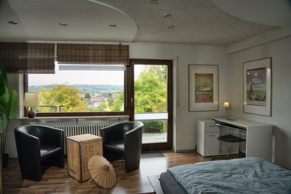 Wohnbereich der Ferienwohnung mit Fensterblick über Wahlwies und Terrassentür