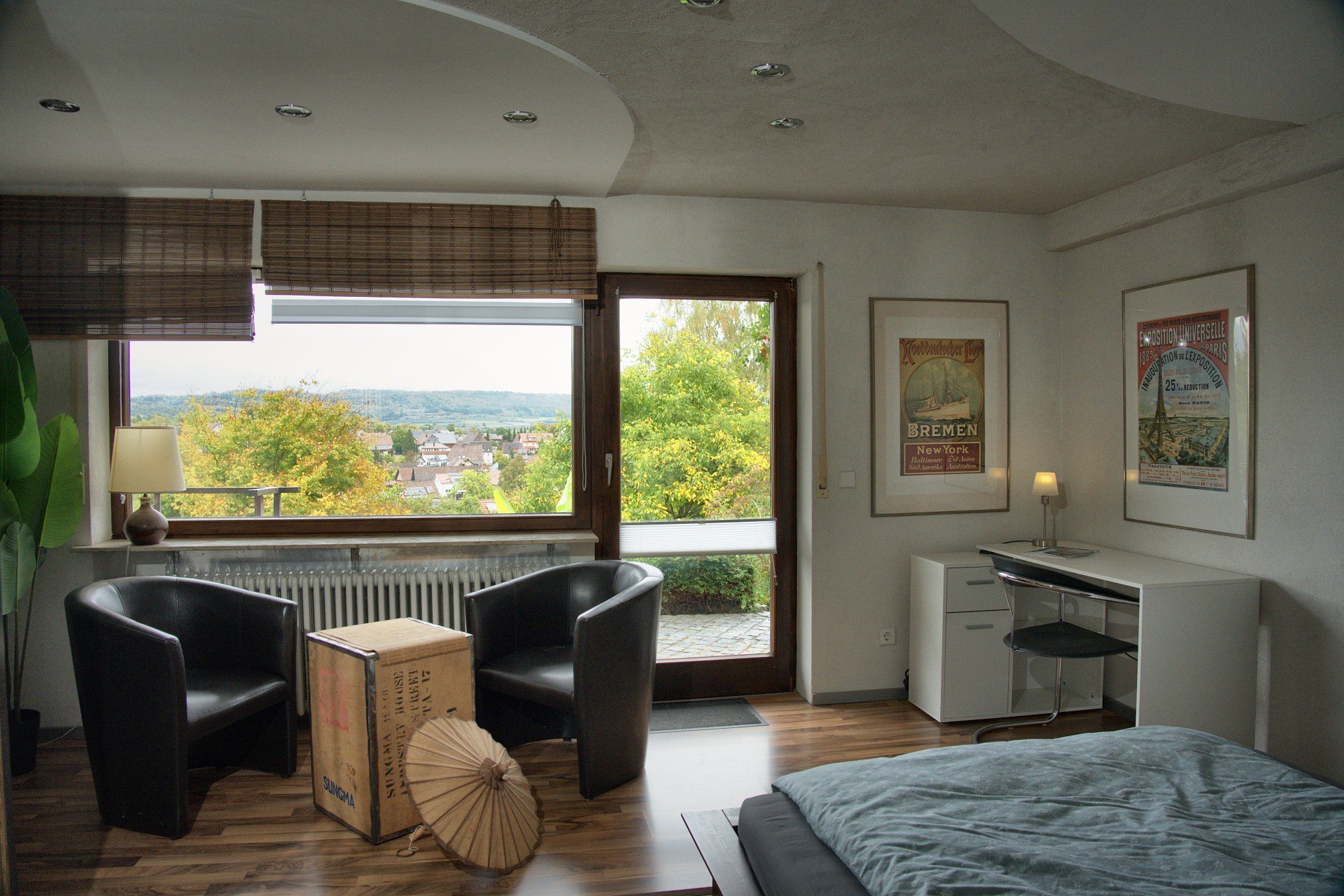 Wohnbereich der Ferienwohnung mit Fensterblick über Wahlwies und Terrassentür